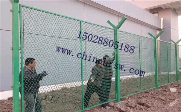 安裝中的監(jiān)獄防護(hù)網(wǎng) 安裝中的監(jiān)獄防護(hù)網(wǎng)