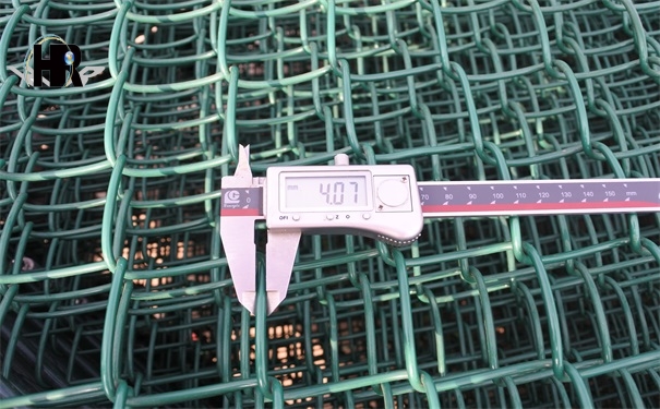 影響鍍鋅刺繩防護(hù)網(wǎng)性能的幾個因素 影響鍍鋅刺繩防護(hù)網(wǎng)性能的幾個因素